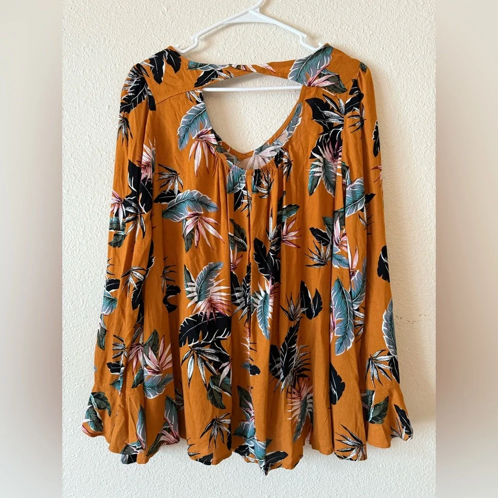 NWT Boutique Flowy Tropical Open back long sleeve top - Picture 2 of 5